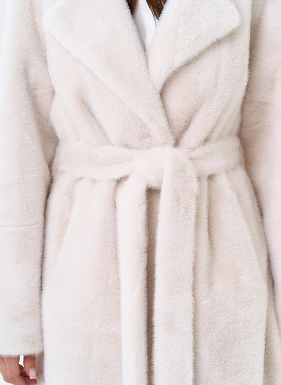Женское пальто из эко меха с декоративными молниями