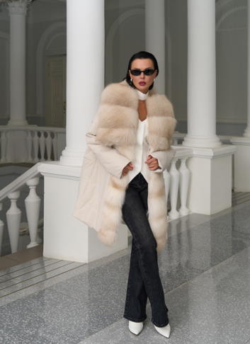 Женское зимнее полупальто с кожаным поясом Женское зимнее полупальто с кожаным поясом