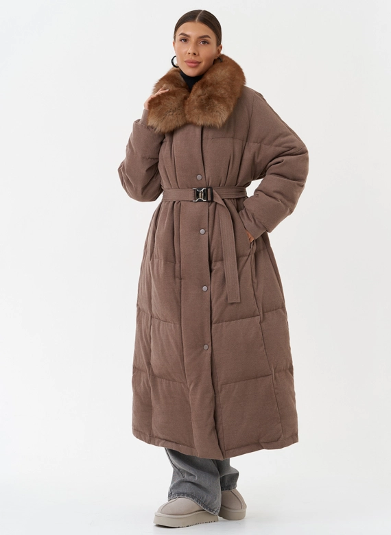 Длинный пуховик с отделкой из меха песца