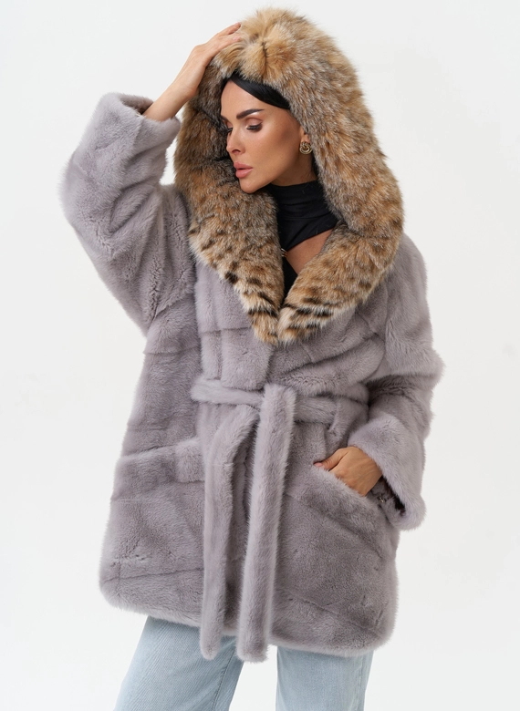 Женская шуба из меха норки с капюшоном из меха рыси