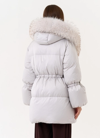 Светлый пуховик с капюшоном из меха лисы