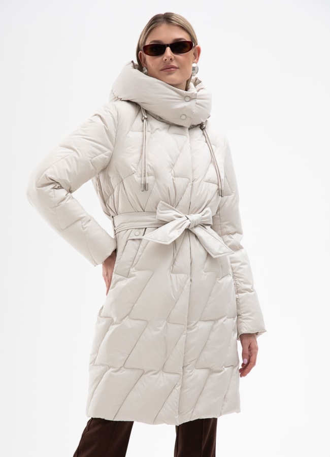 Женский светлый пуховик с поясом модель № 31133 меха малина