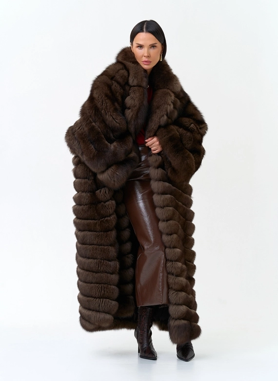 Женская шуба из меха песца с английским воротником фото