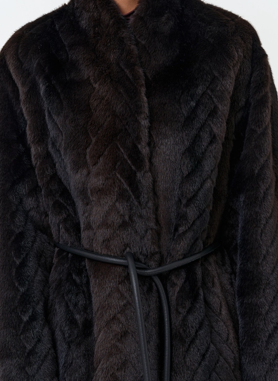 Темное пальто из эко меха с поясом фото