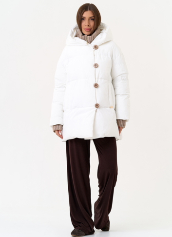 Женский пуховик белого цвета с капюшоном