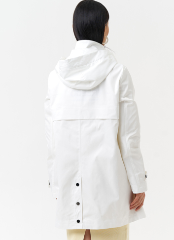 Плащ женский белого цвета
