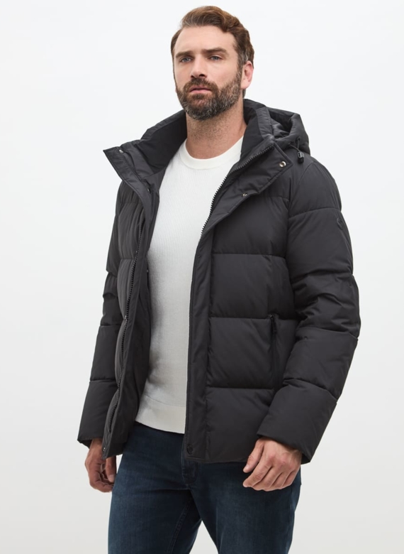 Мужской пуховик черного цвета 