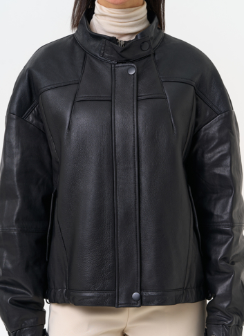 Женский пуховик из натуральной кожи черного цвета