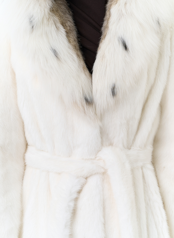 Шуба из белой  норки с капюшоном из рыси