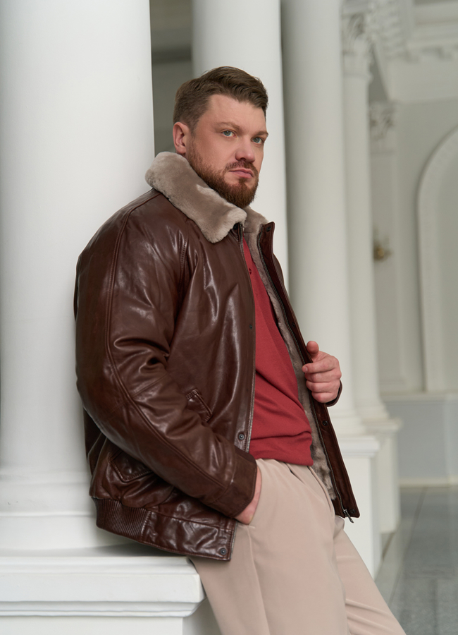 Куртка из натуральной кожи коричневого цвета модель № 31421 меха малина