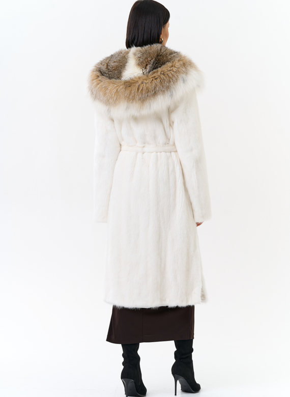 Шуба из белой  норки с капюшоном из рыси