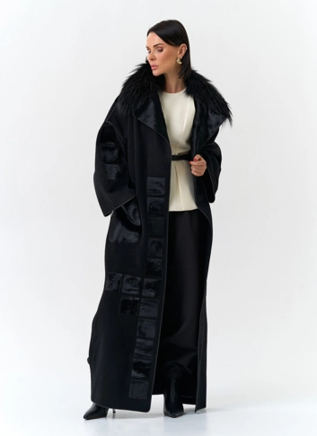 Женское длинное пальто с отделкой из меха лисы фото