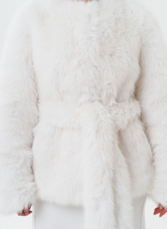 Укороченная шуба из эко песца в белом цвете